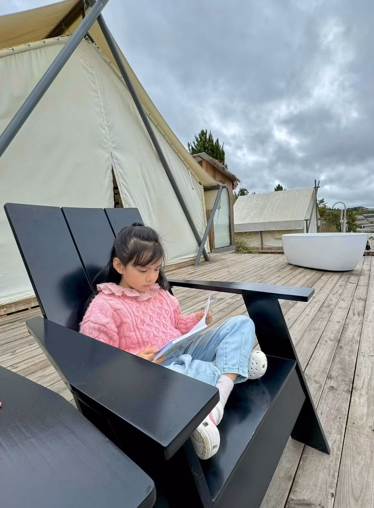 Bé Tuệ An năm nay 8 tuổi, thích đọc sách.