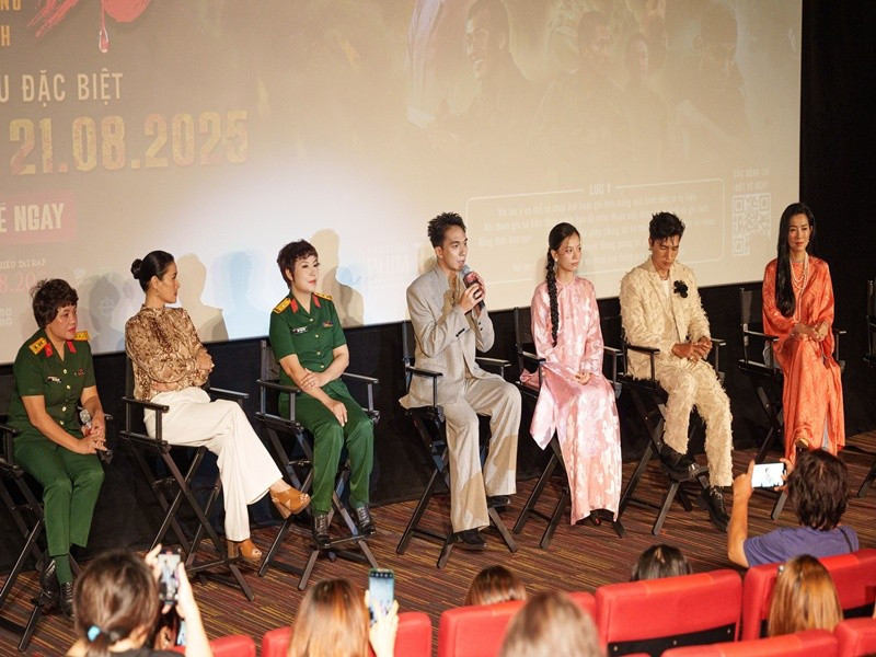 Dàn diễn viên phim Mưa đỏ gồm Đỗ Nhật Hoàng, Hạ Anh, Steven Nguyễn, Phương Nam, Lâm Thanh Nhã, Đình Khang, Đinh Thị Thúy Hà, Hứa Vĩ Văn, Thân Thúy Hà, Trần Lực. Ảnh: VTV.