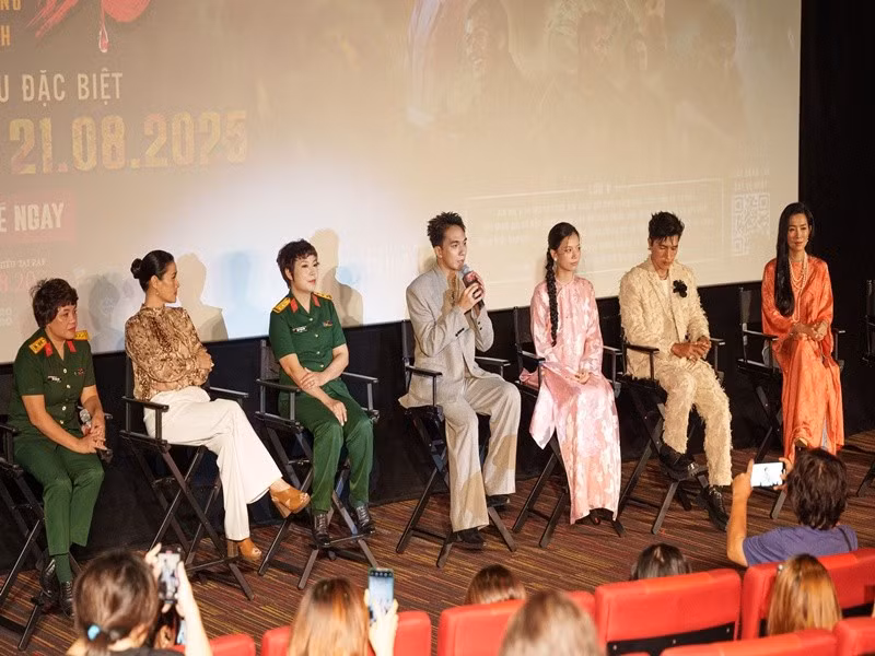 Dàn diễn viên phim Mưa đỏ gồm Đỗ Nhật Hoàng, Hạ Anh, Steven Nguyễn, Phương Nam, Lâm Thanh Nhã, Đình Khang, Đinh Thị Thúy Hà, Hứa Vĩ Văn, Thân Thúy Hà, Trần Lực. Ảnh: VTV.