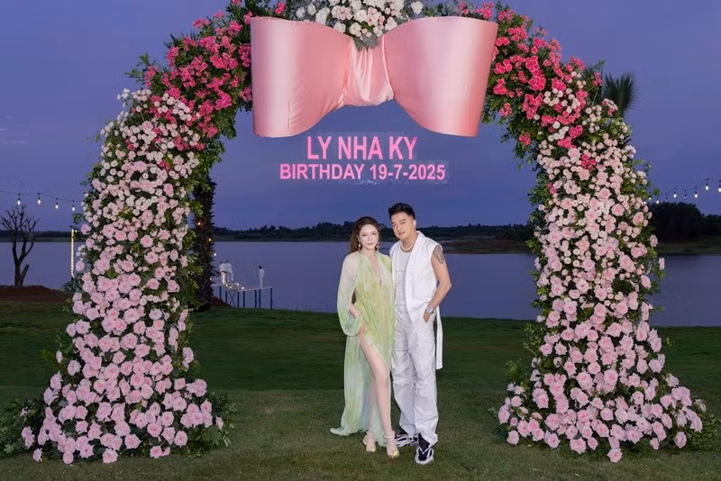 Lý Nhã Kỳ sử dụng 20 chiếc xe limousine và xe VIP chuyên dụng để đưa đón toàn bộ khách mời. Ảnh: Luke Nguyễn.