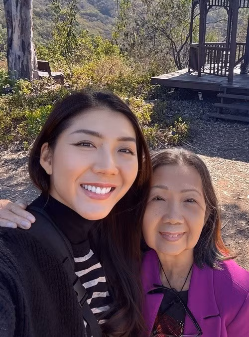 "Sau 11 năm Quyên phải nói lời chia tay với đứa con tinh thần cũng như niềm tự hào duy nhất của mình và bắt đầu con đường mới. Mình rất sợ nhưng mình tin cánh cửa này đóng cánh cửa mới sẽ mở ra”, cô trải lòng. Ảnh: FB Ngọc Quyên.