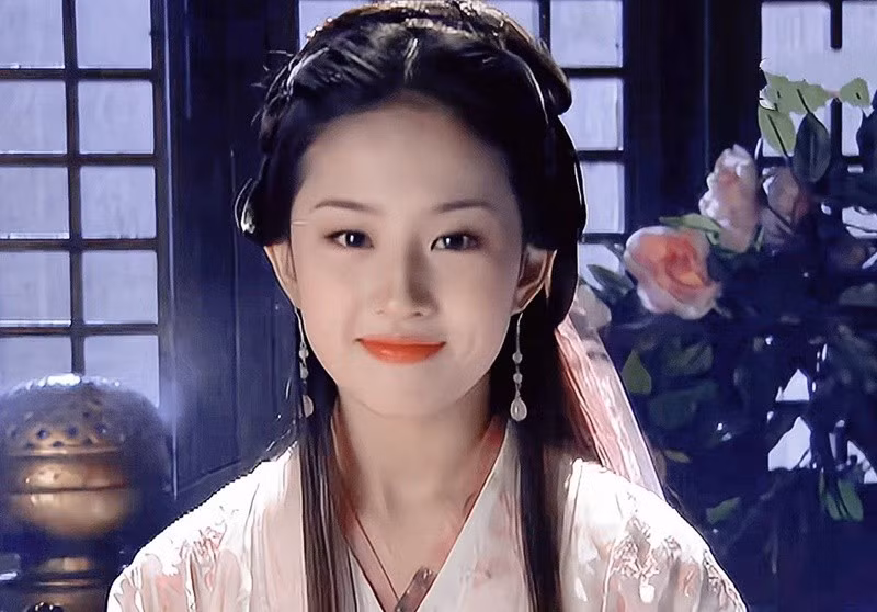 Năm 16 tuổi, Lưu Diệc Phi đóng vai Vương Ngữ Yên trong Thiên long bát bộ. Nhờ nhan sắc thoát tục, rung động lòng người, cô nhanh chóng nổi tiếng. Ảnh: Znews.