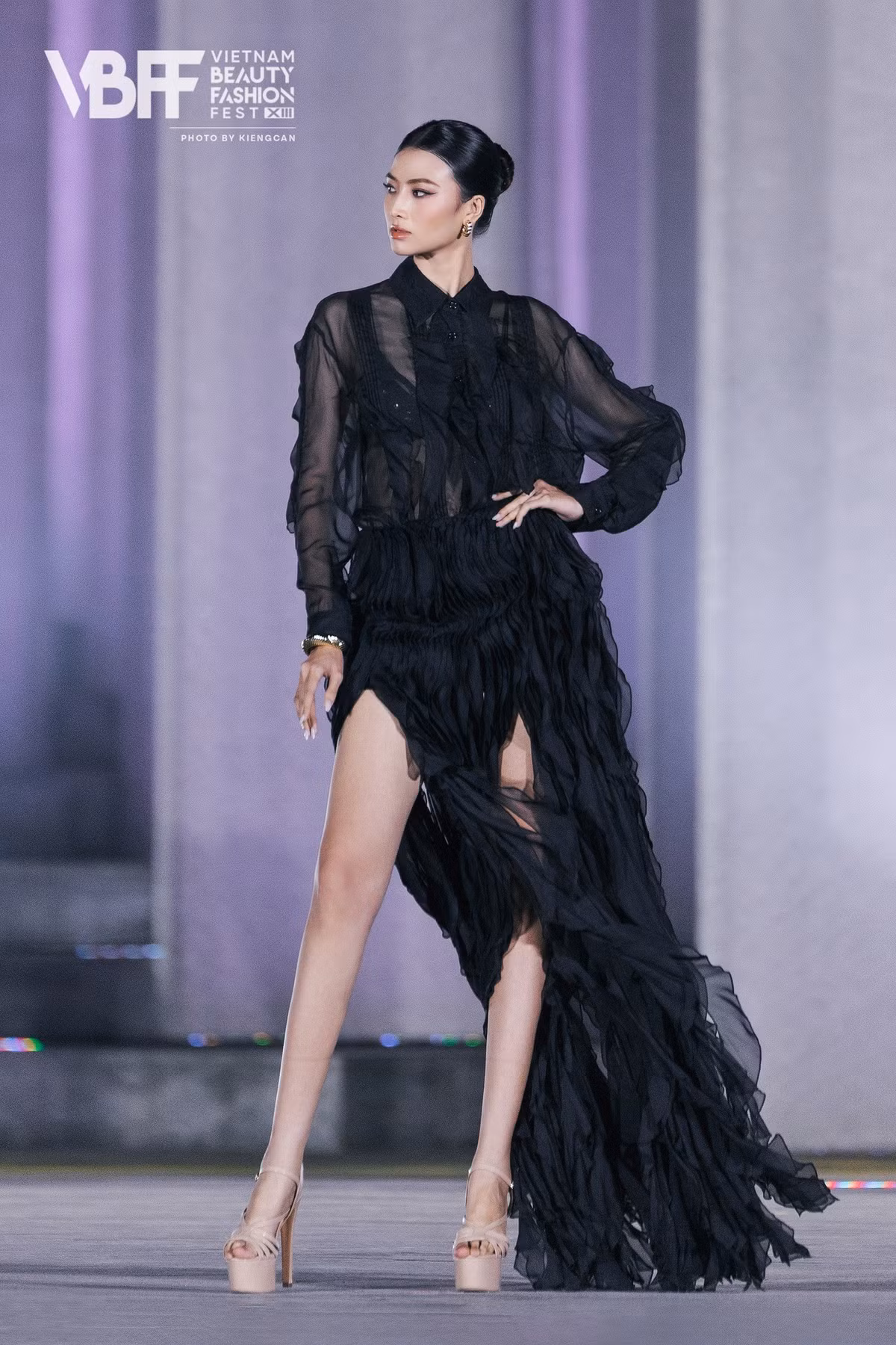 Khi trình diễn thời trang tại Miss World Vietnam 2025, Tuyên Dương gây ấn tượng mạnh với thần thái sắc sảo, chuyên nghiệp của một người mẫu.