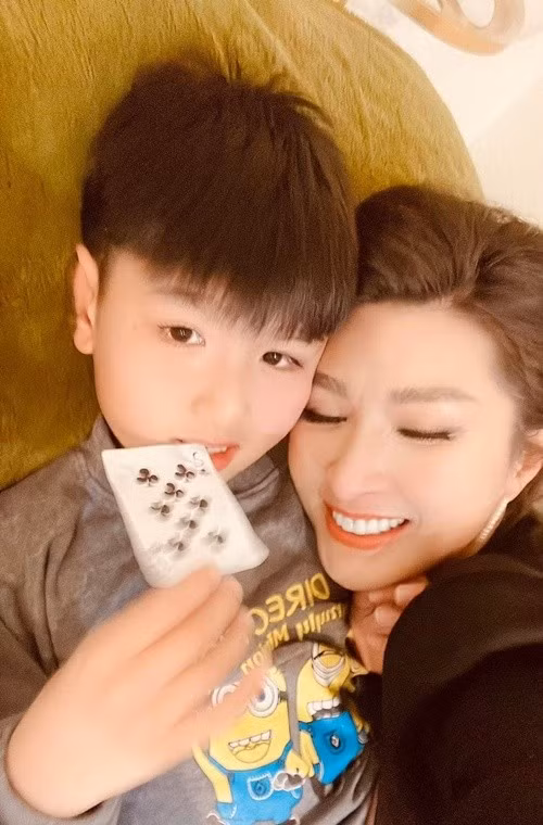 Trong cuộc phỏng vấn với Tiền Phong, Hồng Nhung cho biết, bé Skyler bị tự kỷ từ lúc hơn 2 tuổi. “Bây giờ thì con đã biết đánh răng, rửa mặt, biết tự tắm cho mình rồi, dần dần tôi cũng đỡ vất vả hơn”, nữ ca sĩ tâm sự. Ảnh: Sức Khỏe Đời Sống.