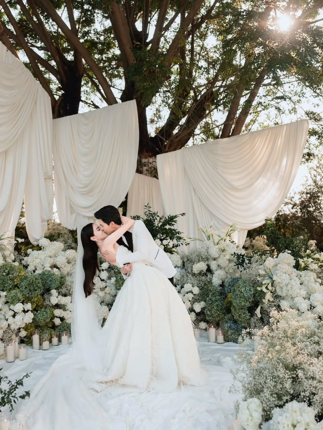 Theo Tiền Phong, mọi thông tin về đám cưới gần như được giữ tuyệt đối cho đến ngày 10/11, khi Mai Davika - Ter Chantavit chính thức chia sẻ loạt ảnh cưới, lúc này bạn bè, người thân mới hé lộ những hình ảnh và câu chuyện hậu trường. Ảnh: Instagram Ter Chantavit.