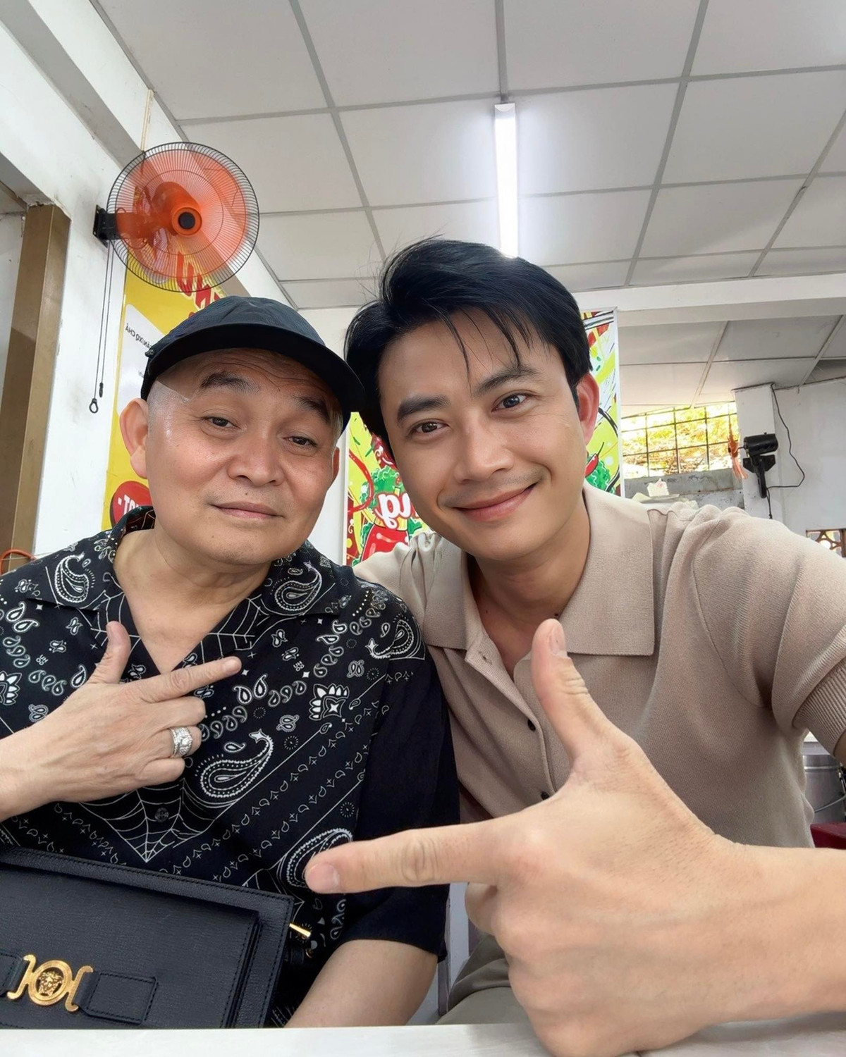 Sau phim Mùi phở, Tiến Lộc trở nên thân thiết với nghệ sĩ Xuân Hinh. Nam diễn viên từng hài hước chia sẻ: " Cứ gặp bố Bùi Xuân Hinh là có thể nghe bố nói chuyện từ sáng đến đêm, từ đêm đến sáng, mà đặc biệt là bố có sở thích nói thầm". Ảnh: FB Tiến Lộc.