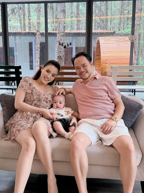 “Sự xuất hiện của em Panda làm gia đình đã vui nay còn vui hơn, đã ấm áp nay còn ấm áp hơn”, Trang Nhung viết trên trang cá nhân. Ảnh: FB Trang Nhung.