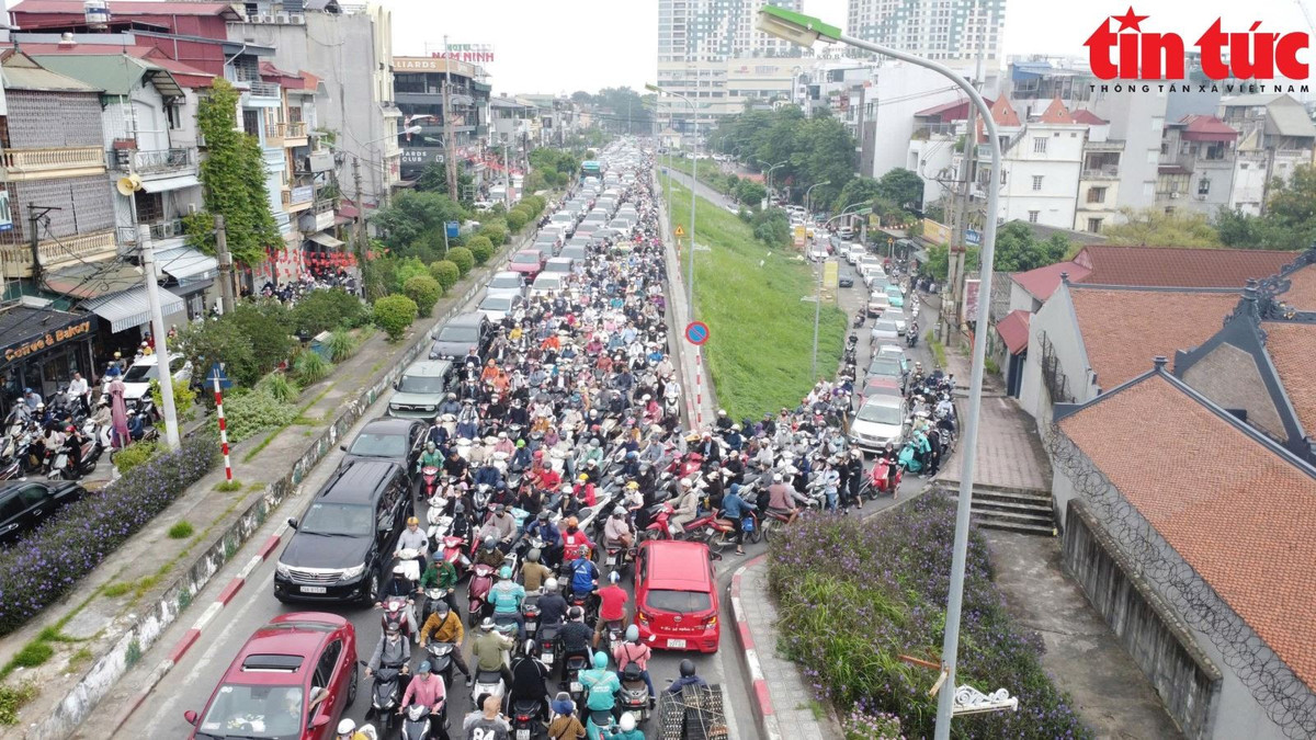 Ùn tắc giao thông nghiêm trọng khu vực xung quanh cầu Long Biên.