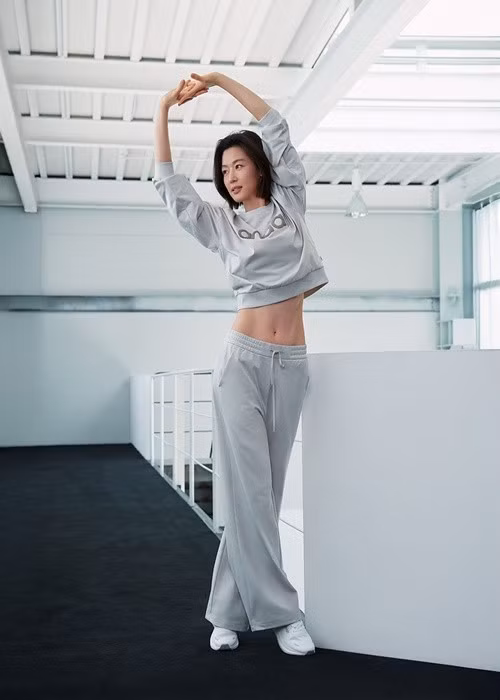 Mới đây, nữ diễn viên khoe vòng eo chắc khi quảng cáo thời trang. Ảnh: Chosun.