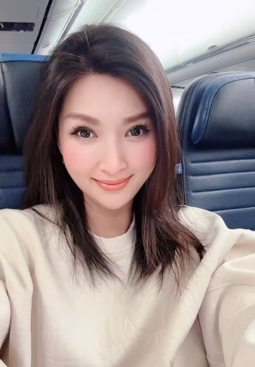 Năm 2020, Hồng Nhung chia sẻ, cô gửi bé Skyler cho bố của cậu nhóc. “8 năm qua, tôi đã nuôi con. Bây giờ, tôi nghĩ đã đến lúc Skyler cần bố vì 1 cậu bé trưởng thành sẽ có những hoạt động như thể thao, có bố hỗ trợ thì Skyler sẽ sống tốt thôi”, nữ ca sĩ tiết lộ trong cuộc phỏng vấn với Gia Đình Xã Hội. Ảnh: FB Hồng Nhung.