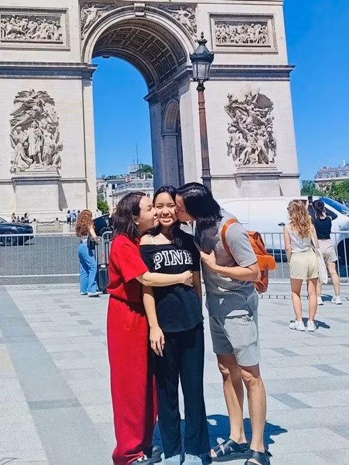 Việt Hương - Hoài Phương hôn má ái nữ trong chuyến du lịch nước ngoài. Ảnh: FB Hoài Phương.