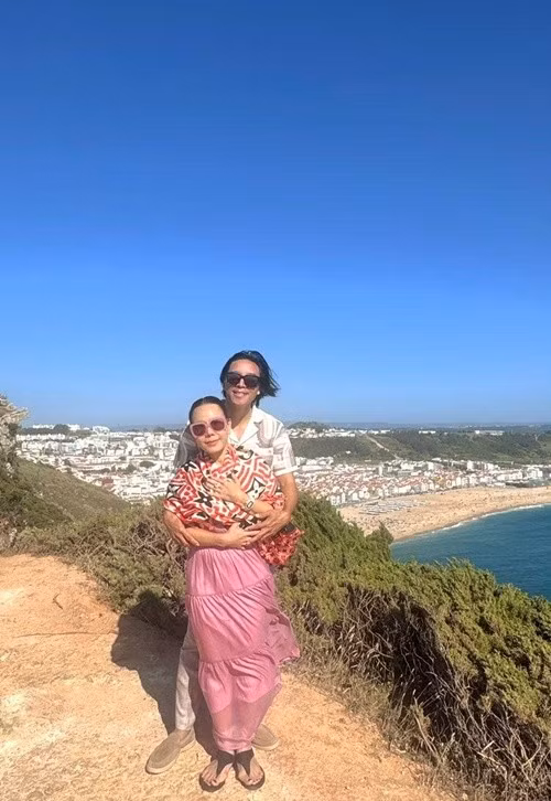 Kỷ niệm 19 năm là vợ chồng, Hoài Phương nhắn nhủ Việt Hương: "19 năm cùng nhau vượt qua bao gian khó, bão táp của cuộc đời, nhưng cũng cùng nhau trải nghiệm những điều đẹp đẽ hạnh phúc nhất bên nhau. Anh cảm ơn em đã yêu thương anh và luôn dành cho anh những điều tốt đẹp nhất. Anh biết anh không hoàn hảo và có những lúc làm em không vui. Nhưng ngay cả những lúc đó em cũng đã yêu anh nhiều để kìm nén bản thân, không nổi giận với anh. Anh vui vì sau bao nhiêu năm mà tình cảm của anh và em không những không mai một mà còn thêm đậm sâu. Mình cứ mãi tiếp tục như vậy nhé. Anh yêu em vô cùng!". Ảnh: FB Hoài Phương.