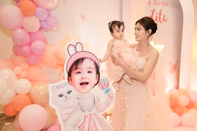 Bé Lita diện váy đồng điệu cùng Kha Ly trong tiệc sinh nhật có bạn bè của vợ chồng Kha Ly tham dự. Ảnh: FB Kha Ly.