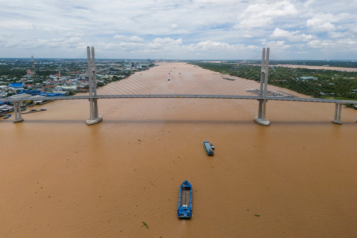 Ngoài ra, cầu Rạch Miễu 2 còn mang lại lợi ích cho ngành du lịch, khi các khu du lịch nổi tiếng tại Vĩnh Long và Đồng Tháp sẽ dễ dàng tiếp cận hơn đối với du khách. Các khu du lịch sinh thái, vườn cây ăn trái và các lễ hội truyền thống sẽ thu hút nhiều du khách đến tham quan, tạo cơ hội phát triển bền vững cho ngành du lịch địa phương.