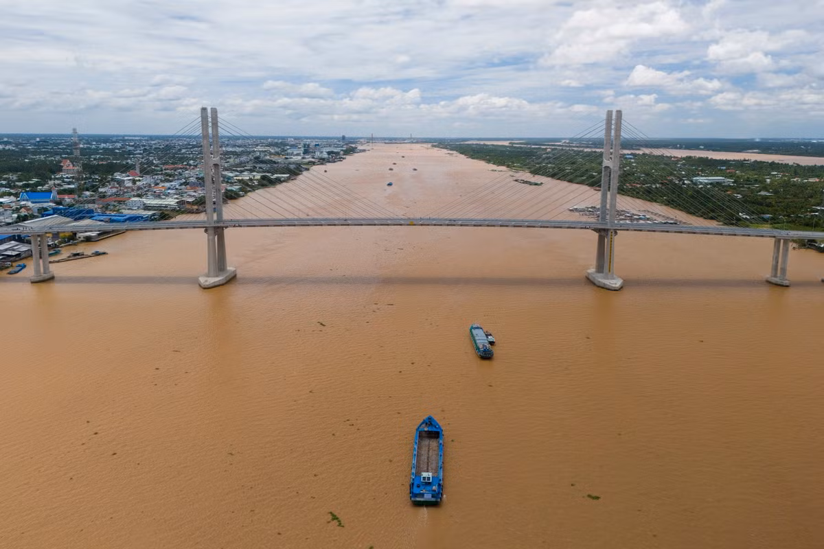 Ngoài ra, cầu Rạch Miễu 2 còn mang lại lợi ích cho ngành du lịch, khi các khu du lịch nổi tiếng tại Vĩnh Long và Đồng Tháp sẽ dễ dàng tiếp cận hơn đối với du khách. Các khu du lịch sinh thái, vườn cây ăn trái và các lễ hội truyền thống sẽ thu hút nhiều du khách đến tham quan, tạo cơ hội phát triển bền vững cho ngành du lịch địa phương.
