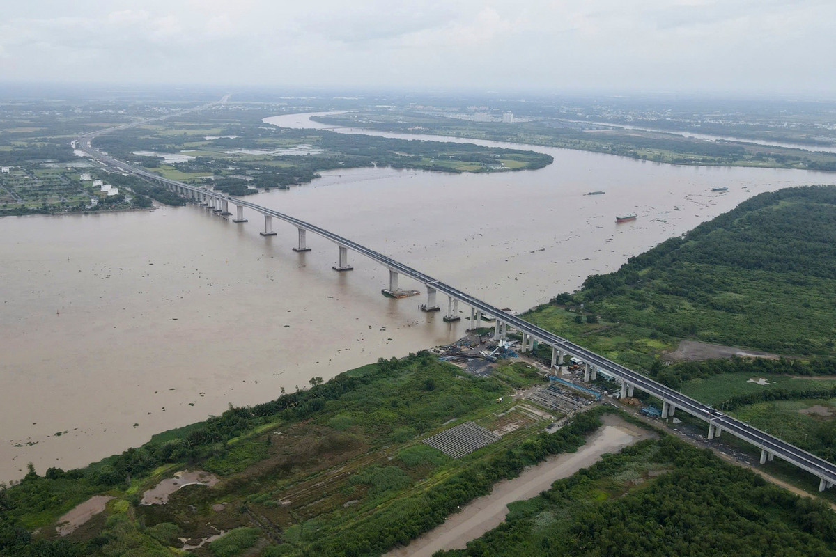 Dự án đường Vành đai 3 dài hơn 90 km đi qua địa phận TP.HCM, Đồng Nai và Tây Ninh, tổng vốn đầu tư gần 75.400 tỷ đồng. Dự án sẽ hoàn thành toàn tuyến vào năm 2026, tạo trục giao thông - kinh tế liên vùng trọng điểm phía Nam.