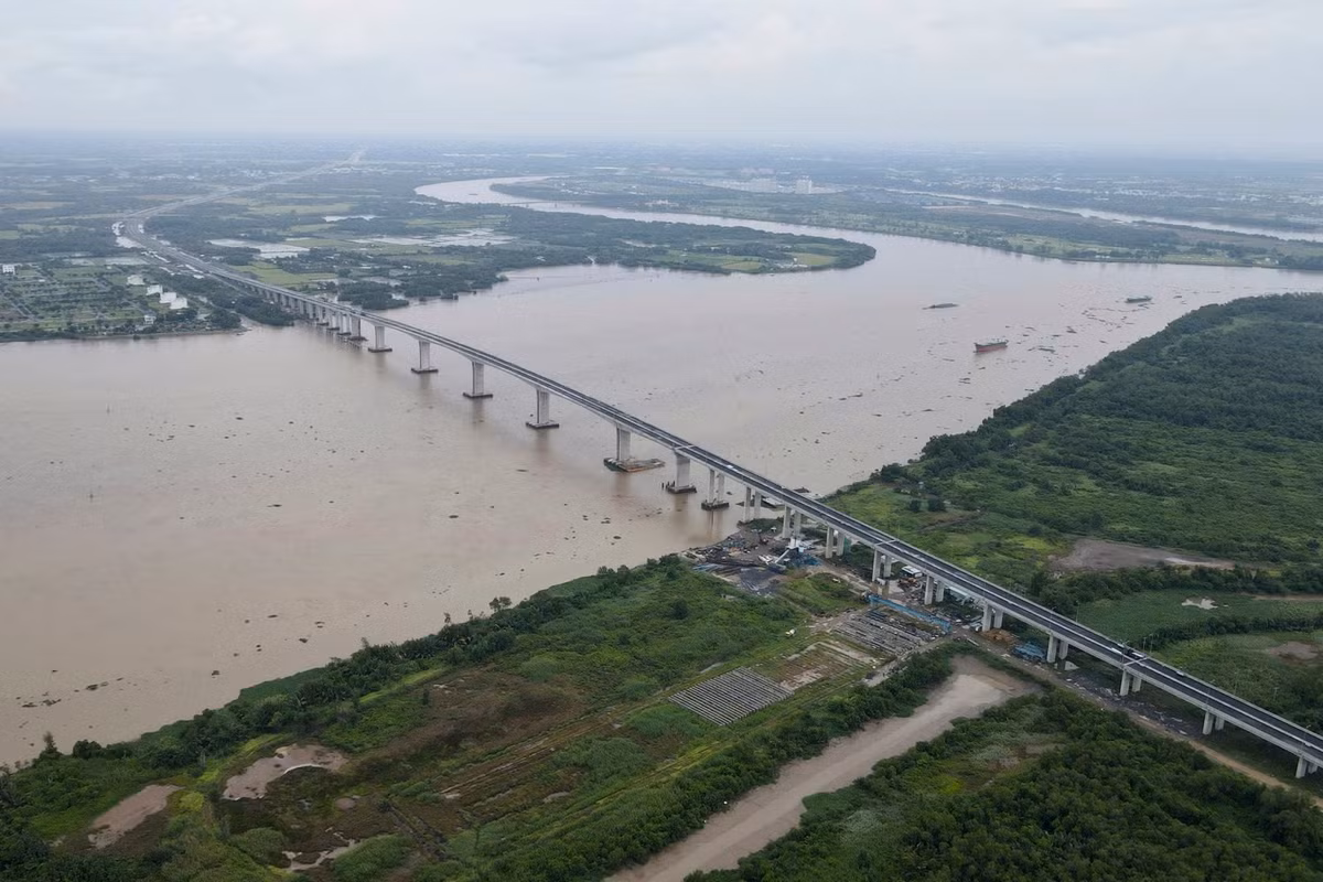 Dự án đường Vành đai 3 dài hơn 90 km đi qua địa phận TP.HCM, Đồng Nai và Tây Ninh, tổng vốn đầu tư gần 75.400 tỷ đồng. Dự án sẽ hoàn thành toàn tuyến vào năm 2026, tạo trục giao thông - kinh tế liên vùng trọng điểm phía Nam.
