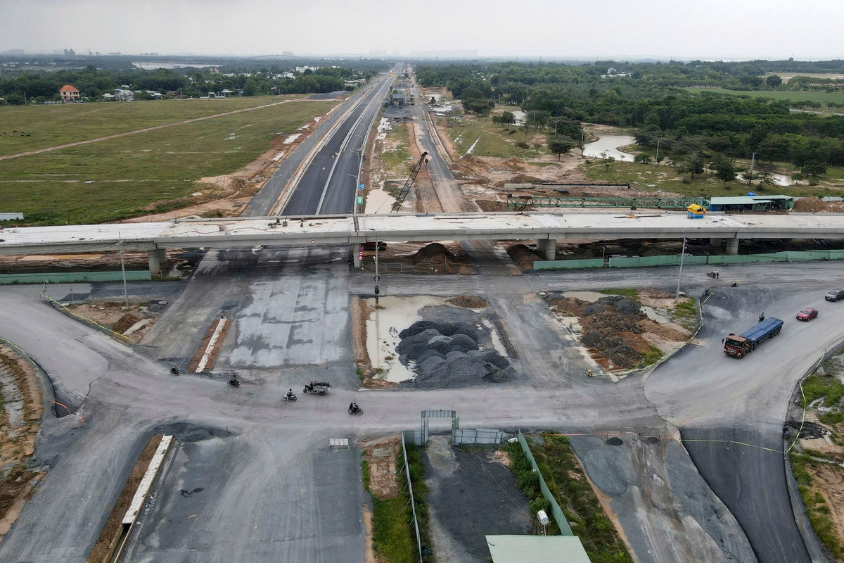 Tại địa phận tỉnh Đồng Nai, đường Vành đai 3 thông xe từ nút giao với đường 25B hướng về cầu Nhơn Trạch. Đoạn đường này dài khoảng 6 km đã hoàn thiện cơ bản trục đường chính, các nhánh dẫn, cầu vượt, đường song hành vẫn tiếp tục thi công.