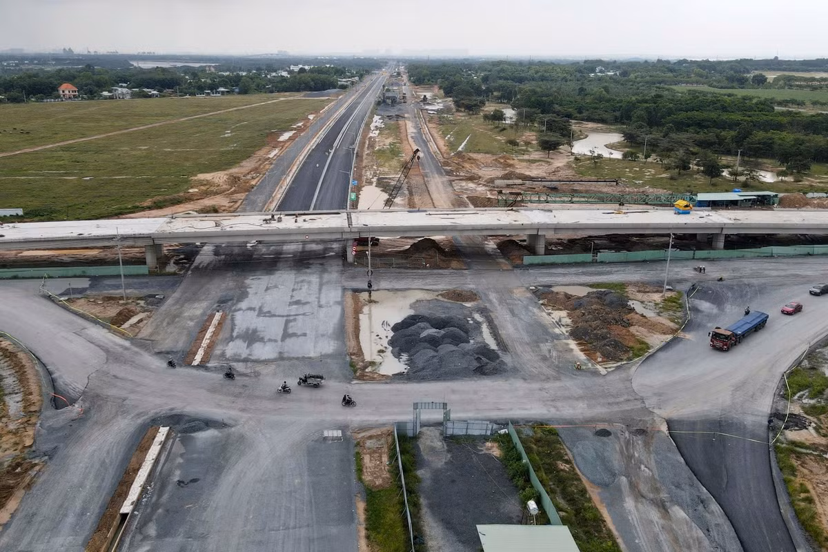 Tại địa phận tỉnh Đồng Nai, đường Vành đai 3 thông xe từ nút giao với đường 25B hướng về cầu Nhơn Trạch. Đoạn đường này dài khoảng 6 km đã hoàn thiện cơ bản trục đường chính, các nhánh dẫn, cầu vượt, đường song hành vẫn tiếp tục thi công.