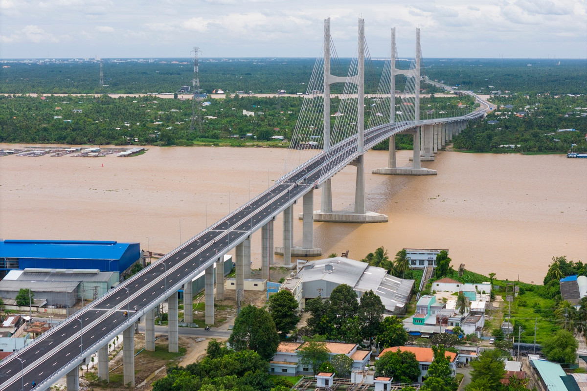Cầu Rạch Miễu 2 bắc qua sông Tiền, cách cầu hiện hữu khoảng 4 km về phía thượng lưu. Công trình dài hơn 17 km, điểm đầu kết nối ngã tư Đồng Tâm tỉnh Đồng Tháp, điểm cuối nối Quốc lộ 60, tỉnh Vĩnh Long, cách cầu Hàm Luông gần 1 km.