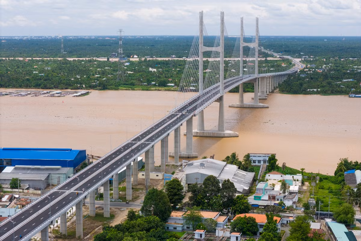 Cầu Rạch Miễu 2 bắc qua sông Tiền, cách cầu hiện hữu khoảng 4 km về phía thượng lưu. Công trình dài hơn 17 km, điểm đầu kết nối ngã tư Đồng Tâm tỉnh Đồng Tháp, điểm cuối nối Quốc lộ 60, tỉnh Vĩnh Long, cách cầu Hàm Luông gần 1 km.