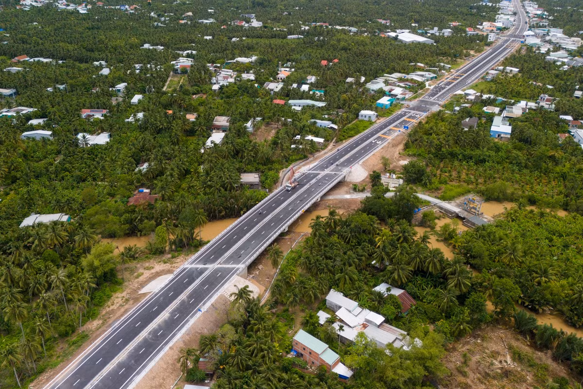 Trên cùng tuyến đường, các cây cầu phụ gồm Xoài Hột, Mỹ Tho, Tam Sơn, Ba Lai và cầu Sông Mã cùng đường dẫn hai bên cầu đã hoàn thành.