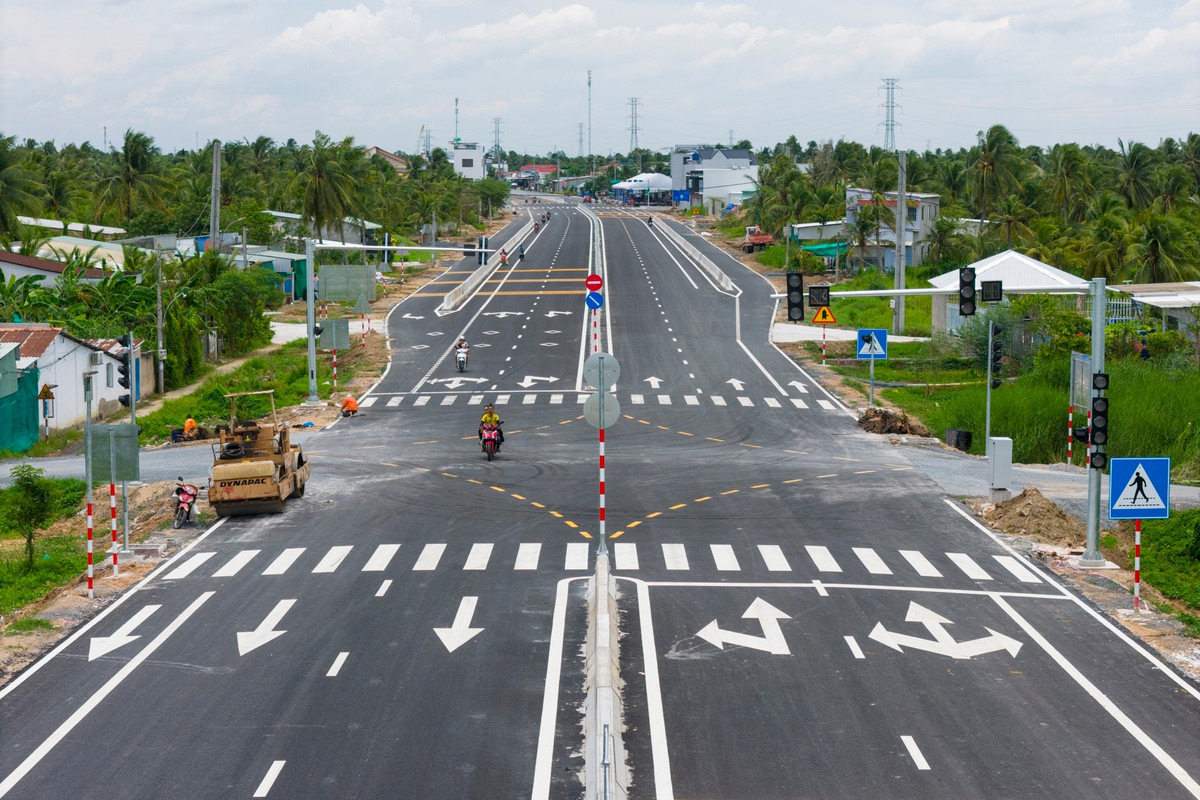 Hệ thống biển báo, chiếu sáng, đèn tín hiệu, chỉ dẫn tốc độ ở hai đường dẫn đầu cầu đã được lắp đặt gần như hoàn chỉnh.