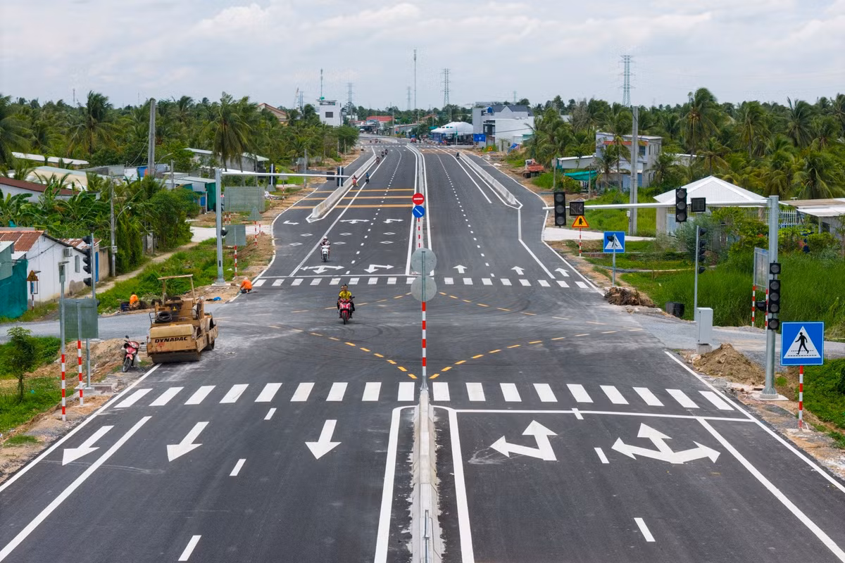 Hệ thống biển báo, chiếu sáng, đèn tín hiệu, chỉ dẫn tốc độ ở hai đường dẫn đầu cầu đã được lắp đặt gần như hoàn chỉnh.