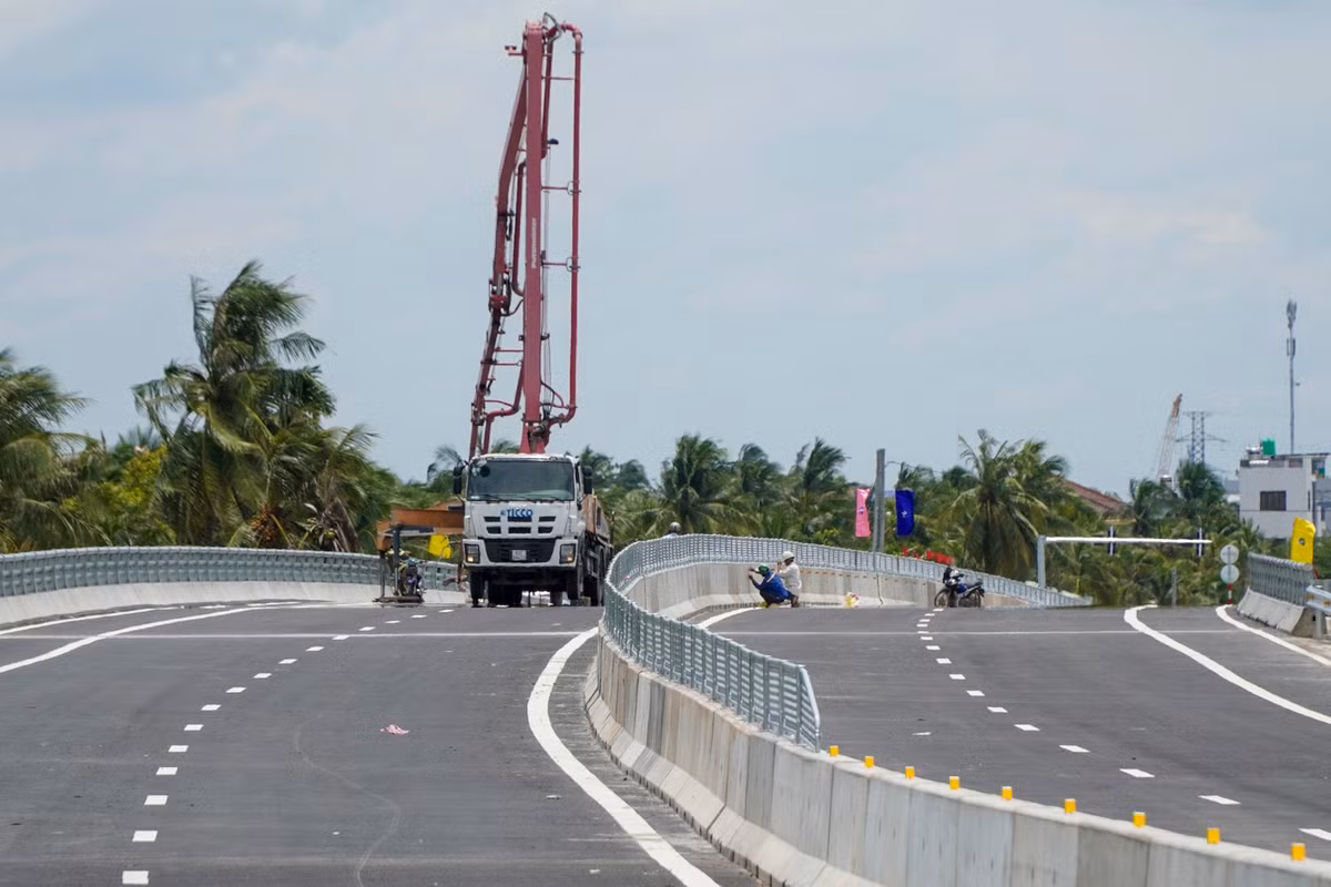 Các hạng mục phụ trợ như lắp phản quang dải phân cách, kẻ vạch trên mặt cầu, lang cang đang được các công nhân gấp rút hoàn thiện.