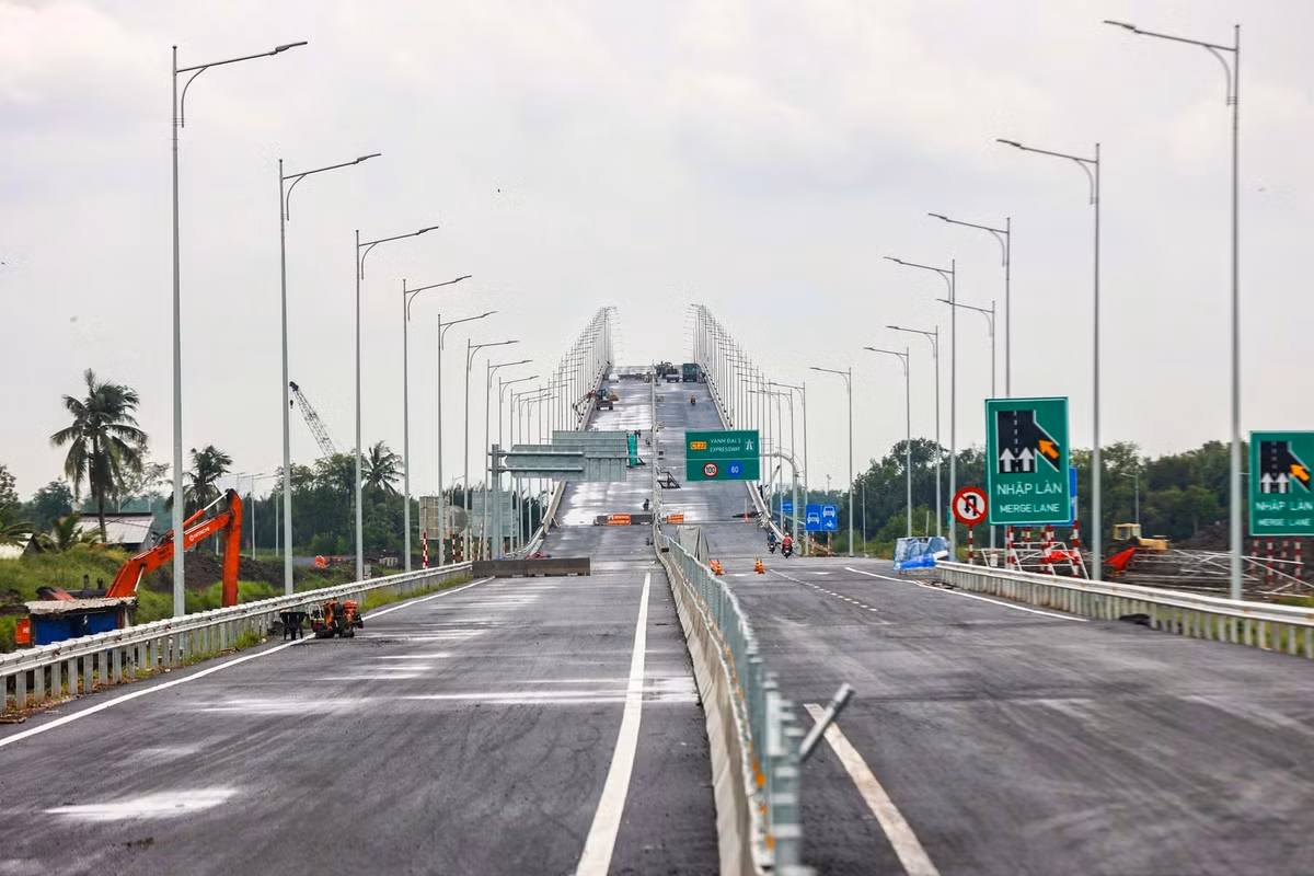 Cầu Nhơn Trạch cũng đã cơ bản hoàn thiện sau 3 năm thi công. Theo hồ sơ thiết kế, cầu bao gồm 39 trụ và 2 mố cầu, trong đó phần chính gồm 5 trụ, 4 nhịp, tĩnh không thông thuyền cao 30,5 m. Công trình bắc qua sông Đồng Nai với vốn đầu tư 1.800 tỷ đồng, là cầu có quy mô lớn nhất thuộc dự án Vành đai 3.