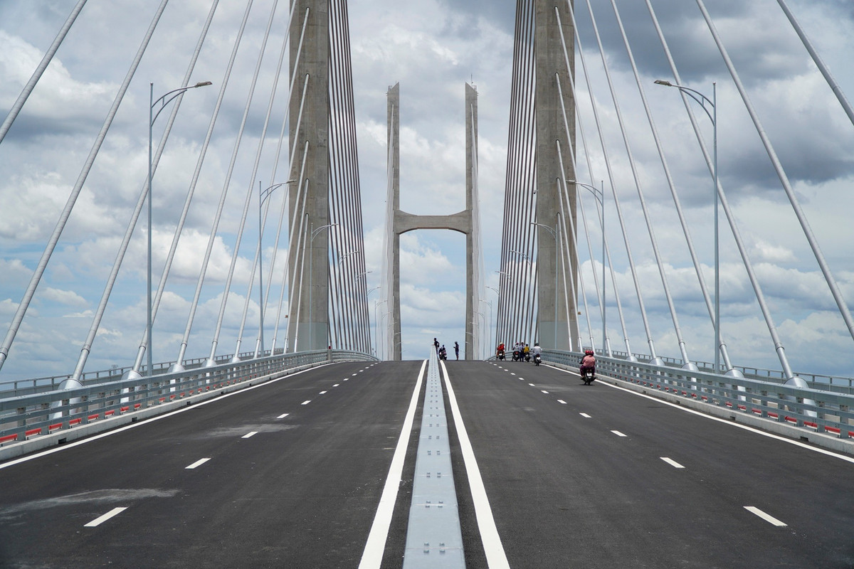 Dự án có tổng mức đầu tư hơn 6.800 tỷ đồng khởi công từ tháng 3/2022, dự án hiện đạt 100% tiến độ. Theo ghi nhận của Tri Thức - Znews trước ngày khánh thành, phần cầu chính đã được thảm nhựa, lắp đạt dải phân cách, sơn vạch kẻ đường.