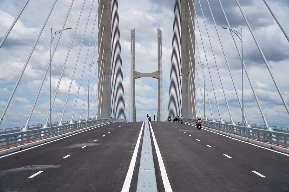 Dự án có tổng mức đầu tư hơn 6.800 tỷ đồng khởi công từ tháng 3/2022, dự án hiện đạt 100% tiến độ. Theo ghi nhận của Tri Thức - Znews trước ngày khánh thành, phần cầu chính đã được thảm nhựa, lắp đạt dải phân cách, sơn vạch kẻ đường.