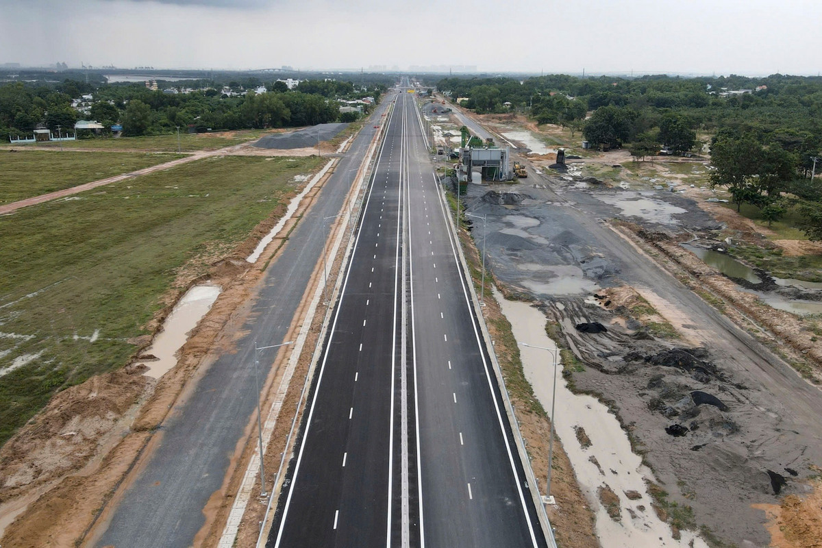 Ghi nhận tại ngày 15/8, phần đường chính đã hoàn thành nhiều hạng mục trải nhựa, kẻ vạch, lắp biển báo... Phía Đồng Nai tổ chức 2 làn ôtô và 2 làn xe hỗn hợp từ đường 25B đến cầu Nhơn Trạch, xe máy chỉ được chạy đến đường Lý Tự Trọng.