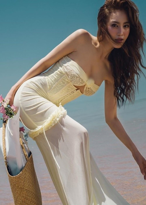 Lan Ngọc gợi cảm trong chiếc váy bó sát, cắt khoét ở vòng một.