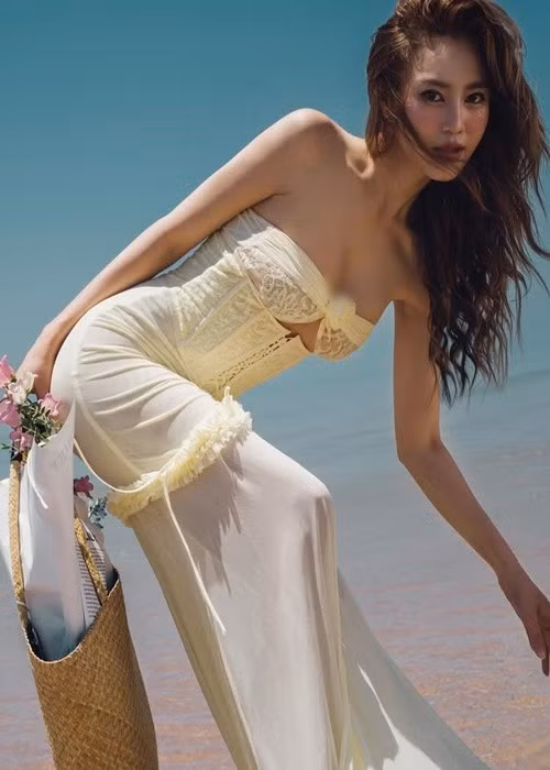 Lan Ngọc gợi cảm trong chiếc váy bó sát, cắt khoét ở vòng một.