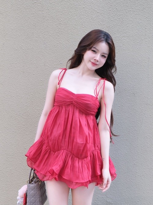 Thỉnh thoảng, nữ DJ cũng chọn các mẫu váy ngắn nổi bật khi xuống phố. Kiểu váy hai dây tông đỏ rực rỡ vừa tôn vóc dáng vừa mang lại vẻ quyến rũ nhưng vẫn giữ nét trẻ trung.﻿