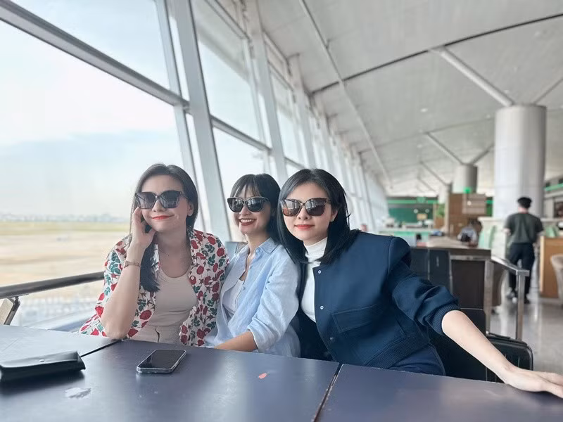 Nhóm bạn thân của Vân Trang thường xuyên đi du lịch. Trong ảnh, Vân Trang cùng Lê Bê La (giữa) và Ái Châu du ngoạn Thái Lan vào năm 2023. Ảnh: FB Vân Trang.