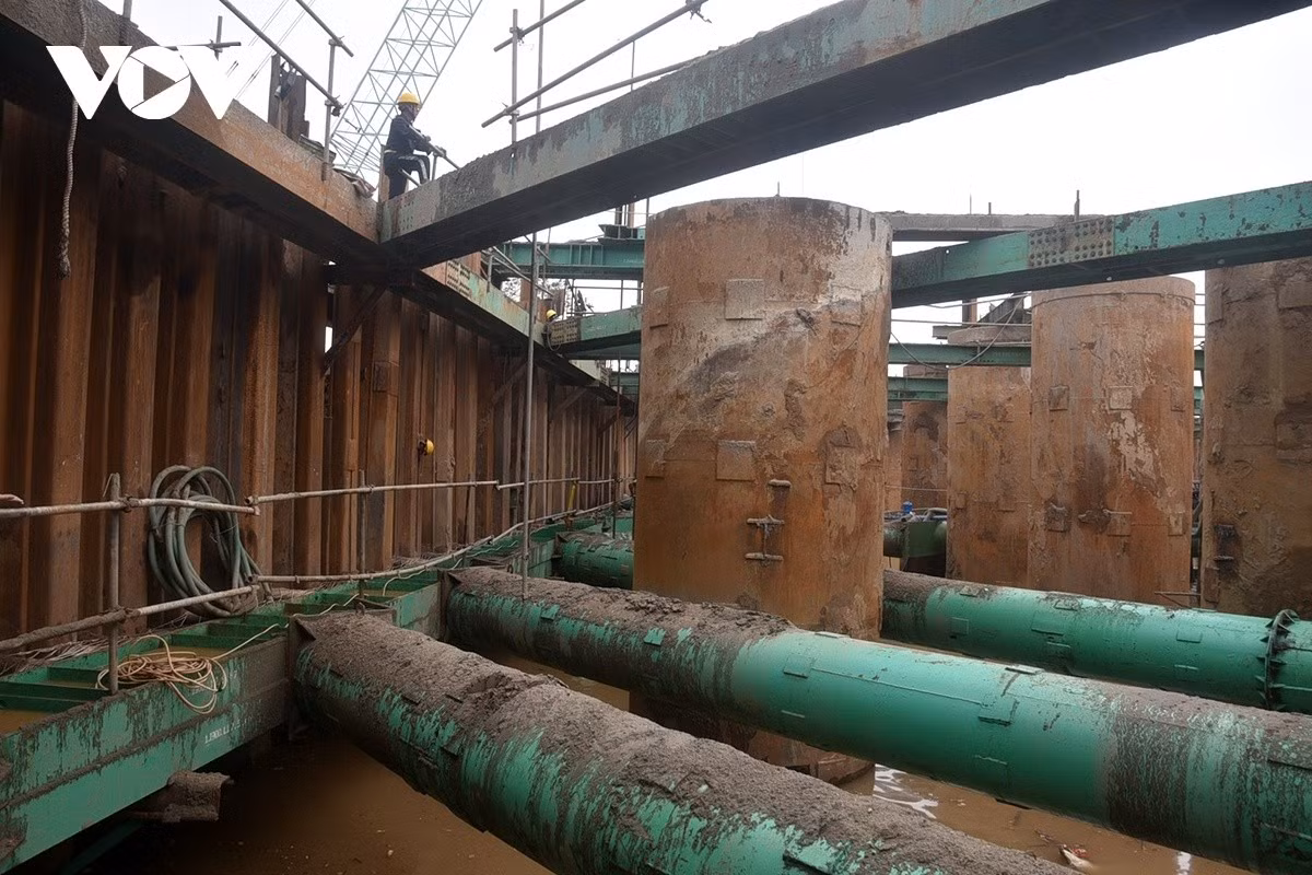 Ông Quang Tuấn – Đội trưởng thi công nhà thầu Trung Chính cho biết: "Hiện nay các nhà thầu đã tập trung toàn bộ nhân lực, vật lực để thi công các trụ chính. Chúng tôi tổ chức thi công xuyên Tết Nguyên đán để đảm bảo tiến độ đã đề ra. Khó khăn lớn nhất hiện nay là đường tiếp cận công vụ từ phía Tứ Liên đi vào bệ trụ vẫn chưa có, nên đơn vị phải huy động 100% thiết bị và vật liệu bằng đường thủy từ dưới sông lên".