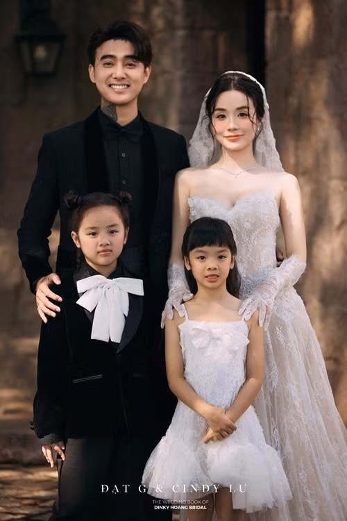 Rapper Đạt G vừa kết hôn với Bảo Ngọc. Nam ca sĩ thổ lộ rằng anh thương hai con gái riêng của Bảo Ngọc trước cả khi yêu bạn đời. “Năm 2019, có lần Gà hỏi mình là có phải là bố không? Mình bị khựng lại, một câu hỏi của một đứa bé làm cho mình hơi nhói…Mẹ tụi nhỏ cảm thấy mình thương các con trước khi thương mẹ tụi nhỏ", Đạt G nói. Ảnh: FB Đạt G.