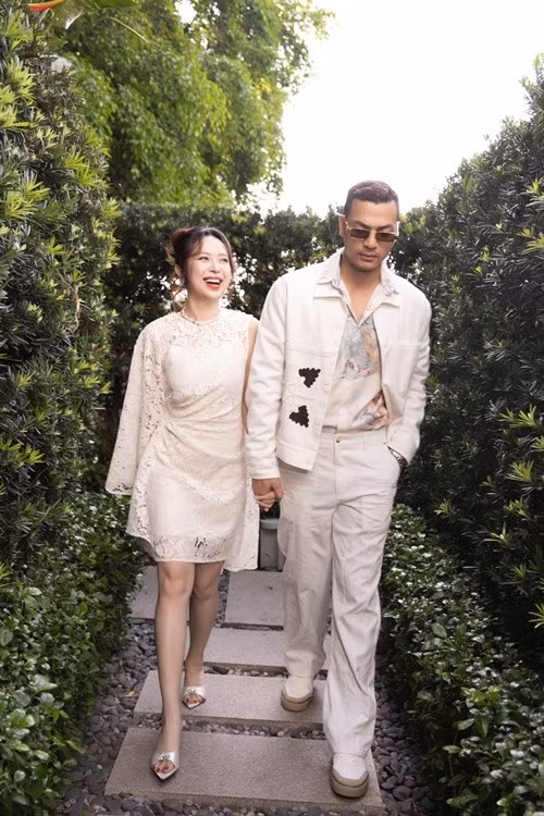 Vũ Tuấn Việt cho hay, anh và Kim Oanh đều là người suy nghĩ thấu đáo nên biết phân biệt đâu là phim, đâu là đời. Chính vì vậy, nam diễn viên không có quá nhiều nguyên tắc khi đóng chung với bạn diễn nữ. Ảnh: FB Vũ Tuấn Việt.