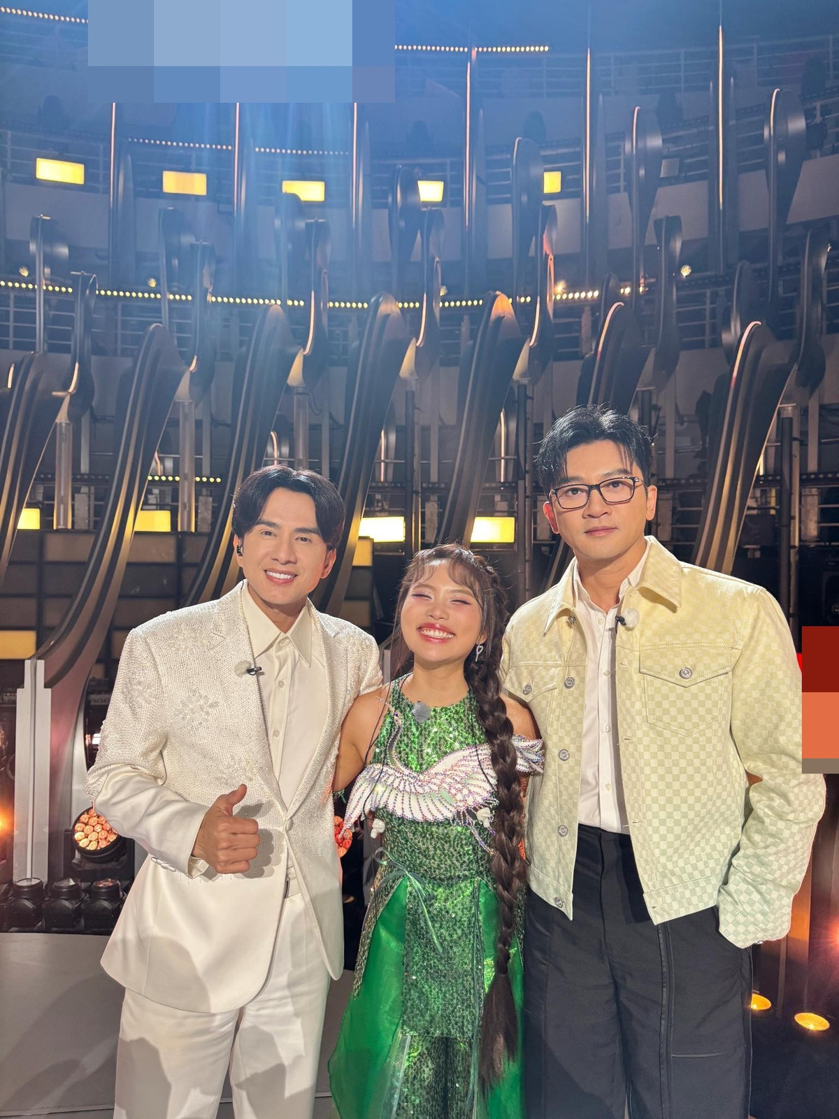 Ở Sing!Asia 2025, tại Trạm Việt Nam (Vịnh Hạ Long), Đan Trường làm giám khảo, khích lệ tinh thần Phương Mỹ Chi cũng như hướng dẫn nữ ca sĩ chọn bài. Ảnh: FB Phương Mỹ Chi.