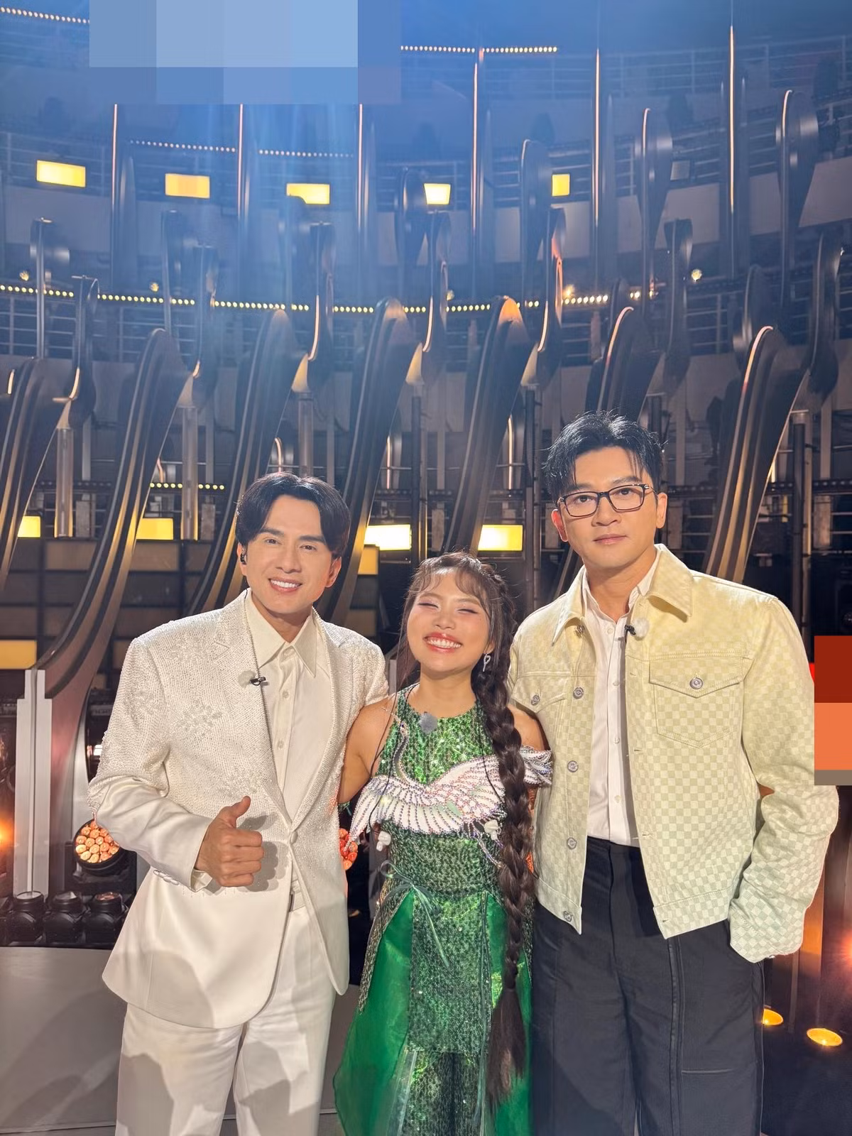 Ở Sing!Asia 2025, tại Trạm Việt Nam (Vịnh Hạ Long), Đan Trường làm giám khảo, khích lệ tinh thần Phương Mỹ Chi cũng như hướng dẫn nữ ca sĩ chọn bài. Ảnh: FB Phương Mỹ Chi.