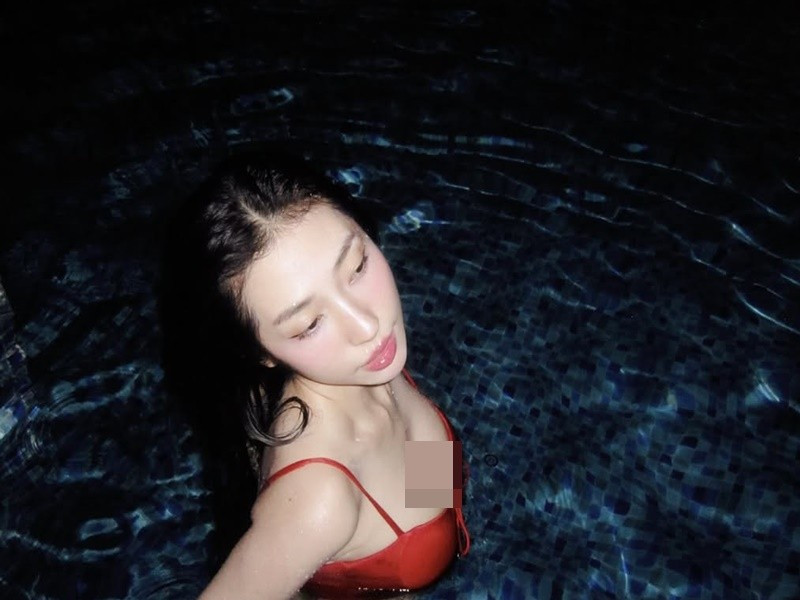 "Công chúa dâu tây" khoe vòng một căng đầy hút mắt người đối diện. Ảnh: Instagram Khổng Tú Quỳnh.