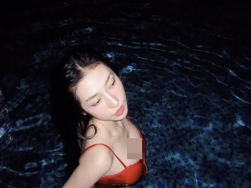 "Công chúa dâu tây" khoe vòng một căng đầy hút mắt người đối diện. Ảnh: Instagram Khổng Tú Quỳnh.