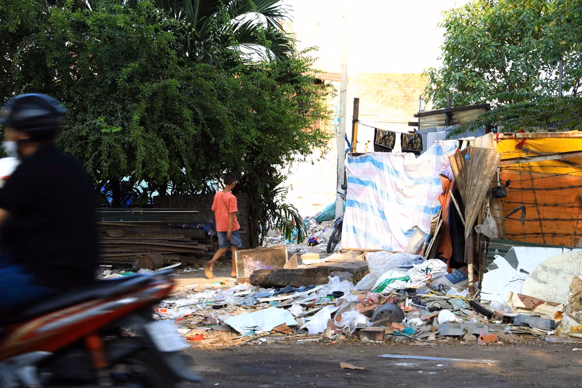 Không chỉ ở các tuyến đường lớn, tại khu vực đường Nguyễn Duy (phường Chánh Hưng), sau khi giải phóng mặt bằng bờ Bắc kênh Đôi, những khoảng đất trống ngổn ngang gạch đá nhanh chóng biến thành nơi tập kết rác tự phát.