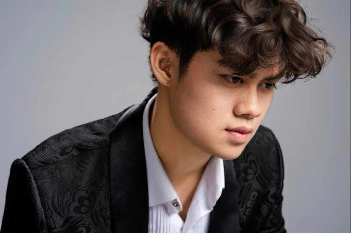 Bên cạnh thành tích học tập, con trai Hiền Mai còn có năng khiếu nghệ thuật. Cậu biết chơi piano, có khả năng ca hát. Ảnh: FB Hiền Mai.