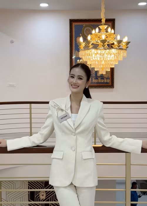 Ý Nhi ghi điểm bởi vẻ ngoài rạng rỡ dù lịch trình hoạt động khá dày đặc. Ảnh: FB Ý Nhi.