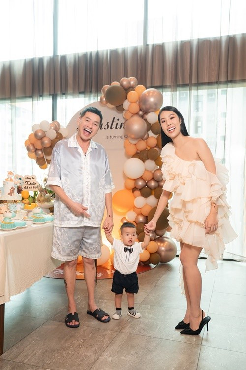 Theo Znews, ban đầu, Tăng Khánh Chi chưa có ý định chia sẻ cô và Quang Minh có con chung. Tuy nhiên, sau khi con chào đời, cô quyết định khoe ảnh cả gia đình nhỏ lên mạng xã hội vì thấy con trai quá đáng yêu.