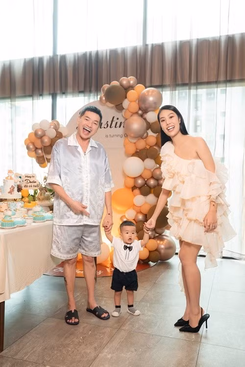 Theo Znews, ban đầu, Tăng Khánh Chi chưa có ý định chia sẻ cô và Quang Minh có con chung. Tuy nhiên, sau khi con chào đời, cô quyết định khoe ảnh cả gia đình nhỏ lên mạng xã hội vì thấy con trai quá đáng yêu.