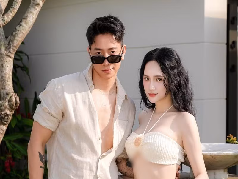 Trên trang cá nhân, Hương Giang vừa đăng loạt ảnh bên "bạn trai tin đồn" Phú Cường. Nữ ca sĩ diện áo tắm hai mảnh khoe vóc dáng đầy quyến rũ. Ảnh: FB Hương Giang.